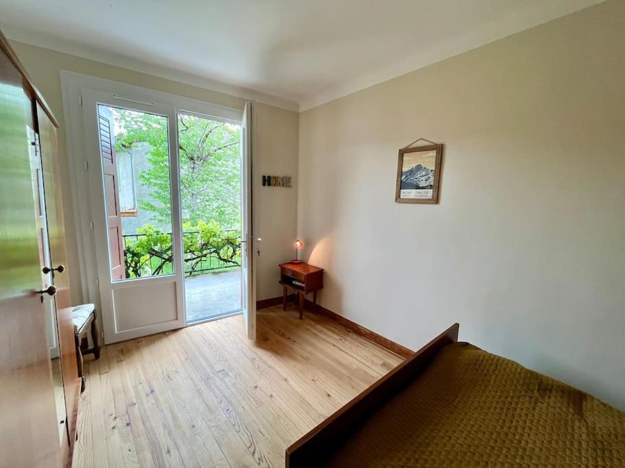 La Petite Ourse Maison De Village A Oust Екстериор снимка