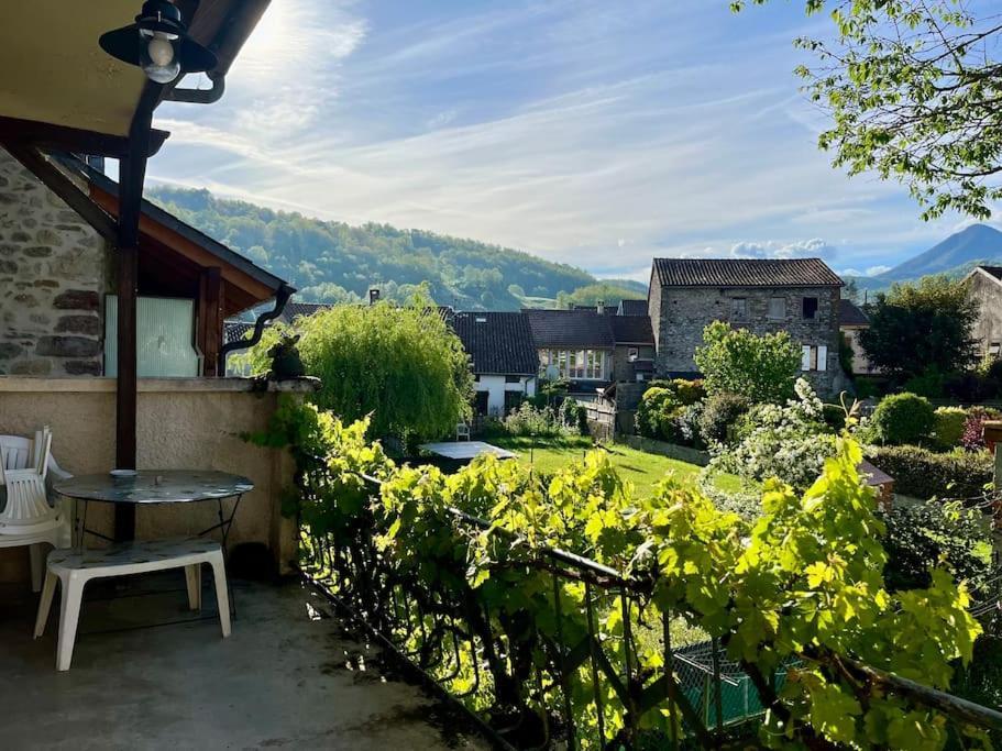 La Petite Ourse Maison De Village A Oust Екстериор снимка