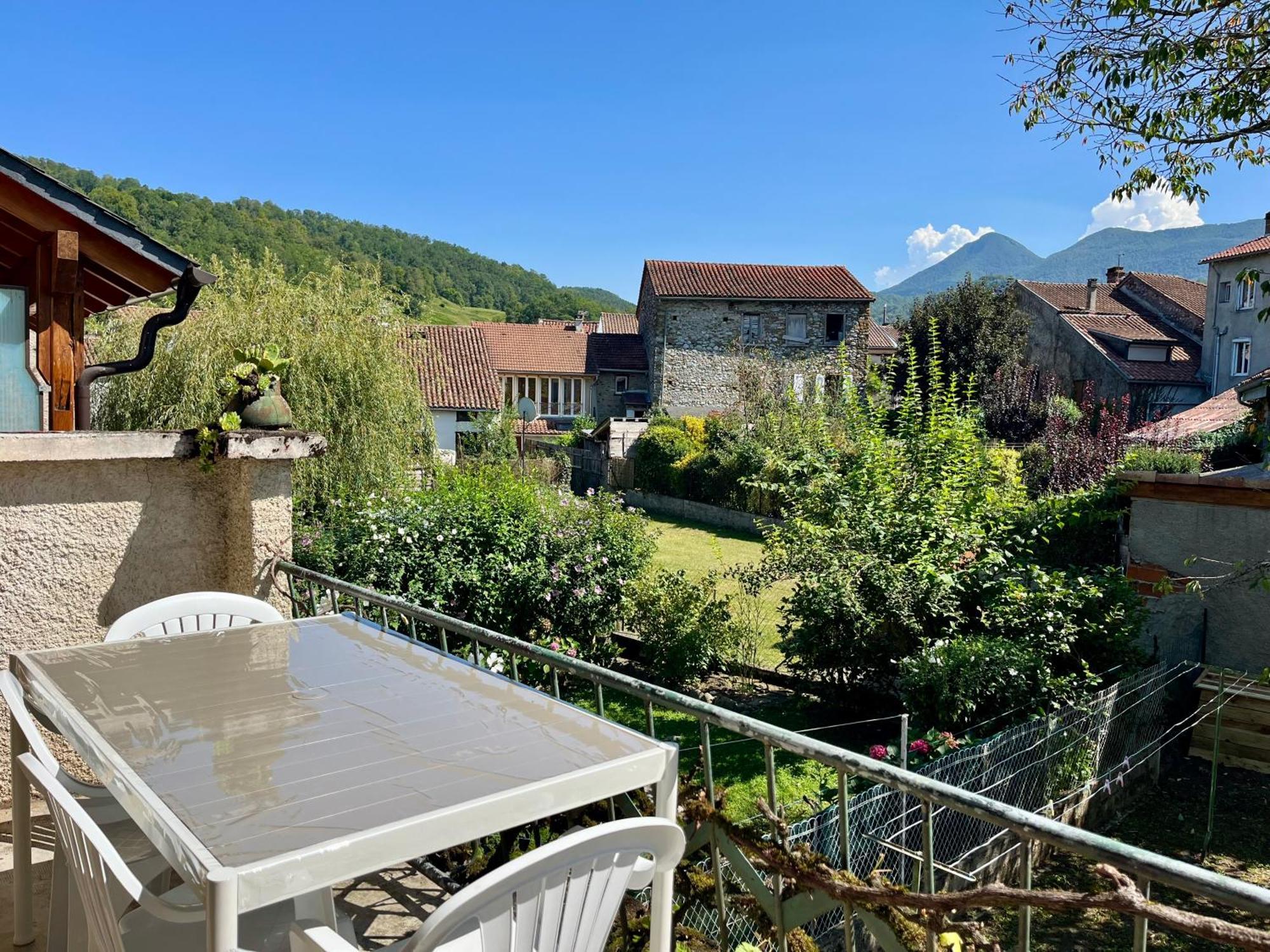 La Petite Ourse Maison De Village A Oust Екстериор снимка
